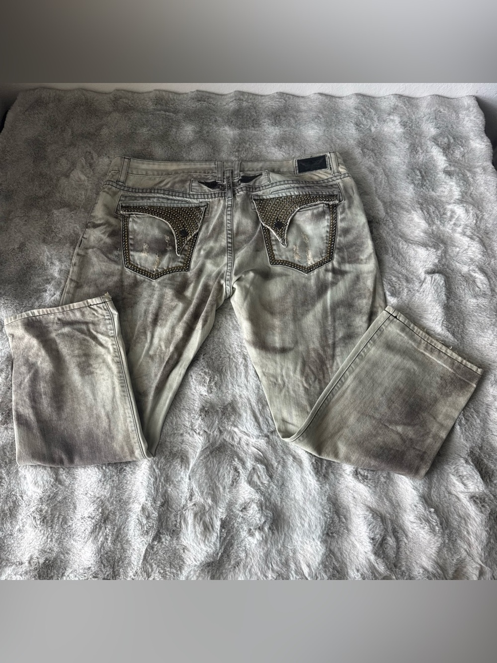 Robin's Jean Men's Relaxed Gray Washed Jeans with Studded Back Pockets-0391